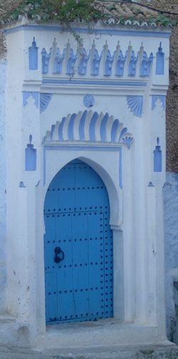 Las puertas estn pintadas de azul.