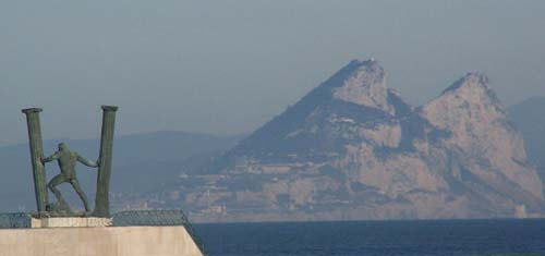 Hrcules separando las columnas. Al fondo el Pen de Gibraltar