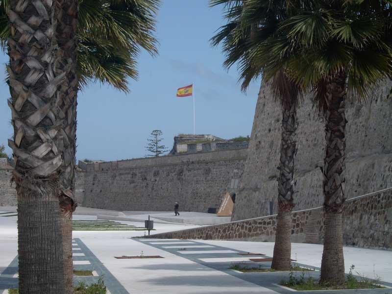 Plaza de Armas visto desde la puerta que da acceso a la bahía sur